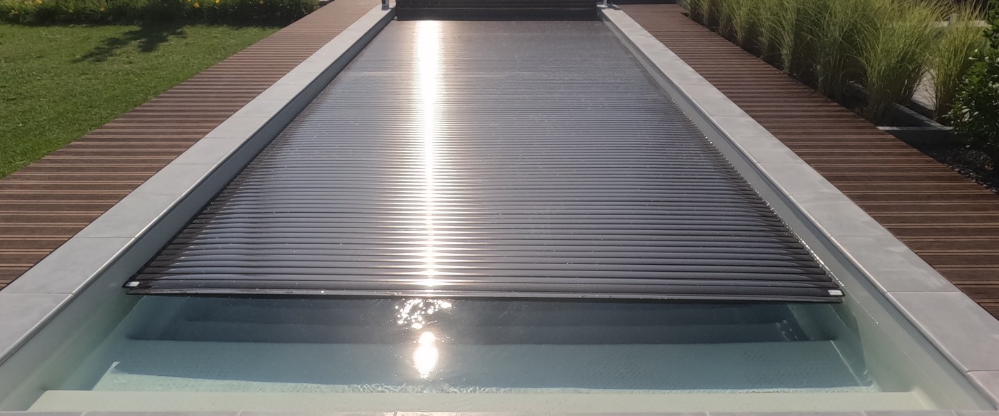 Pool mit geschlossener Rollladen-Abdeckung in modernem Garten