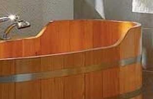 Wannenranderhöhung Fußende  10 cm höher als der Rest der Wanne