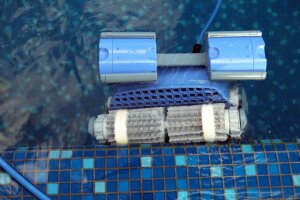 Dolphin Supreme M500 Poolroboter inkl. Caddy inkl. Fernbedienung