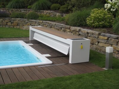 Top Moov Oberflur-Aufrollvorrichtung AquaTop Solar auf Schienen