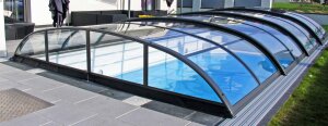 Alukov Schwimmbadüberdachung Azure Flat Compact Typ 5 - 4,25x8,55x0,90m Seiteneinstieg Rechts