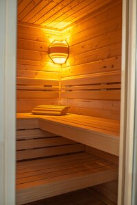 Saunatop Außensauna Achat Glasfront mit Pultdach 68 mm