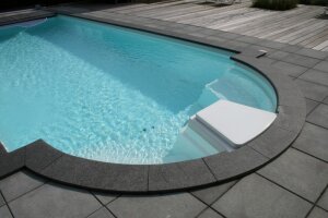 Beckenrandstein Granit Napoli gerade 600x330x30 mm Nasenstein Baltic Light Grey