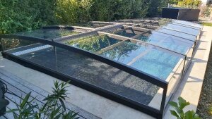 Poolüberdachung PARADE – Seriengröße 3,10 × 6,40 x 0,72 m mit Seitenschiebetür rechts