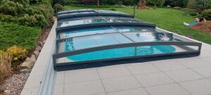 Poolüberdachung PARADE – Seriengröße 3,75 × 7,60 x 0,771 m mit Seitenschiebetür rechts