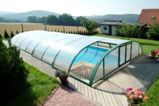 Dachfläche und Stirnwände aus Polycarbonat Doppelstegplatten.