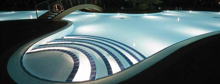 Poolbeleuchtung bei Nacht mit LED Unterwasserscheinwerfern