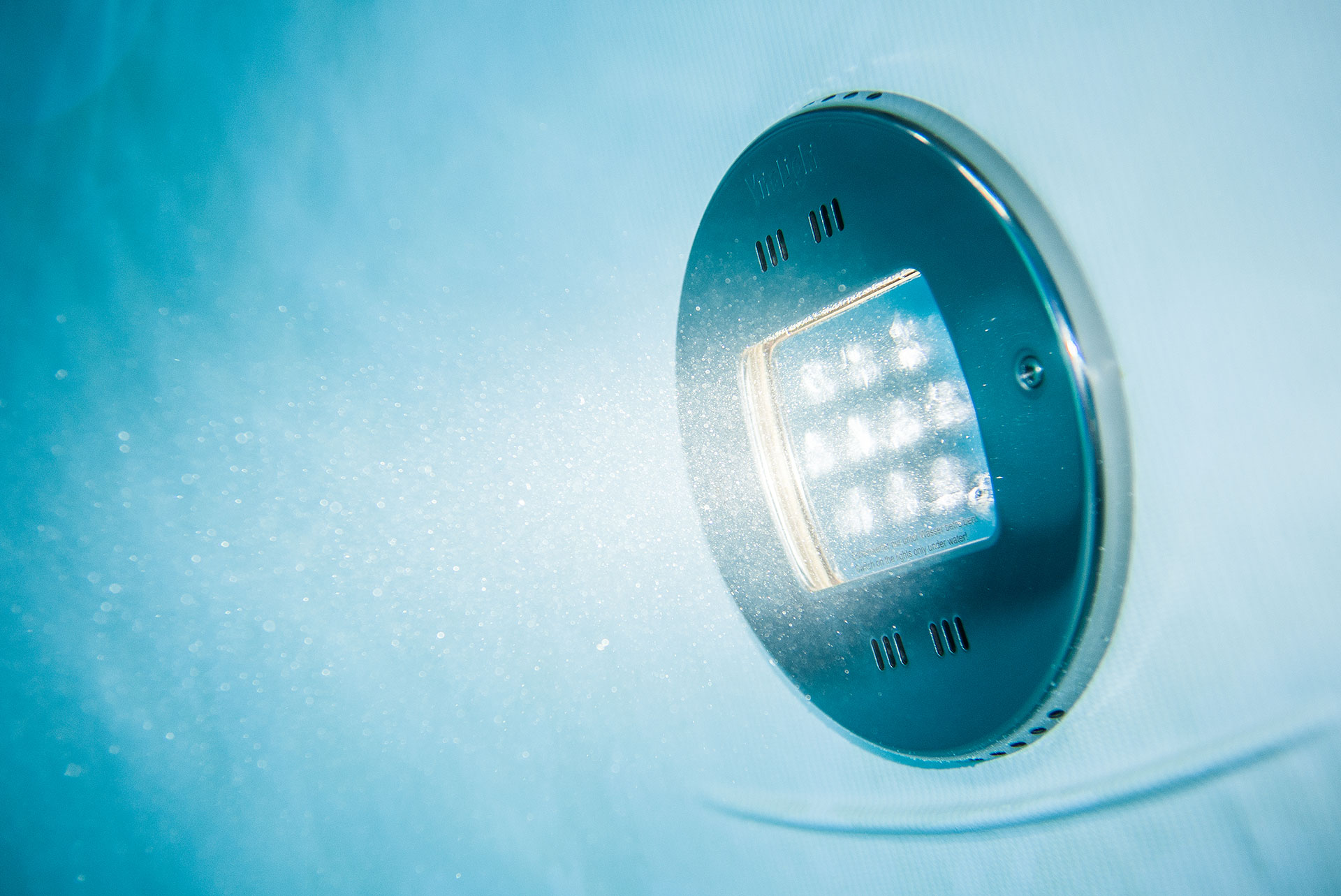 Unterwasserscheinwerfer im Pool montiert