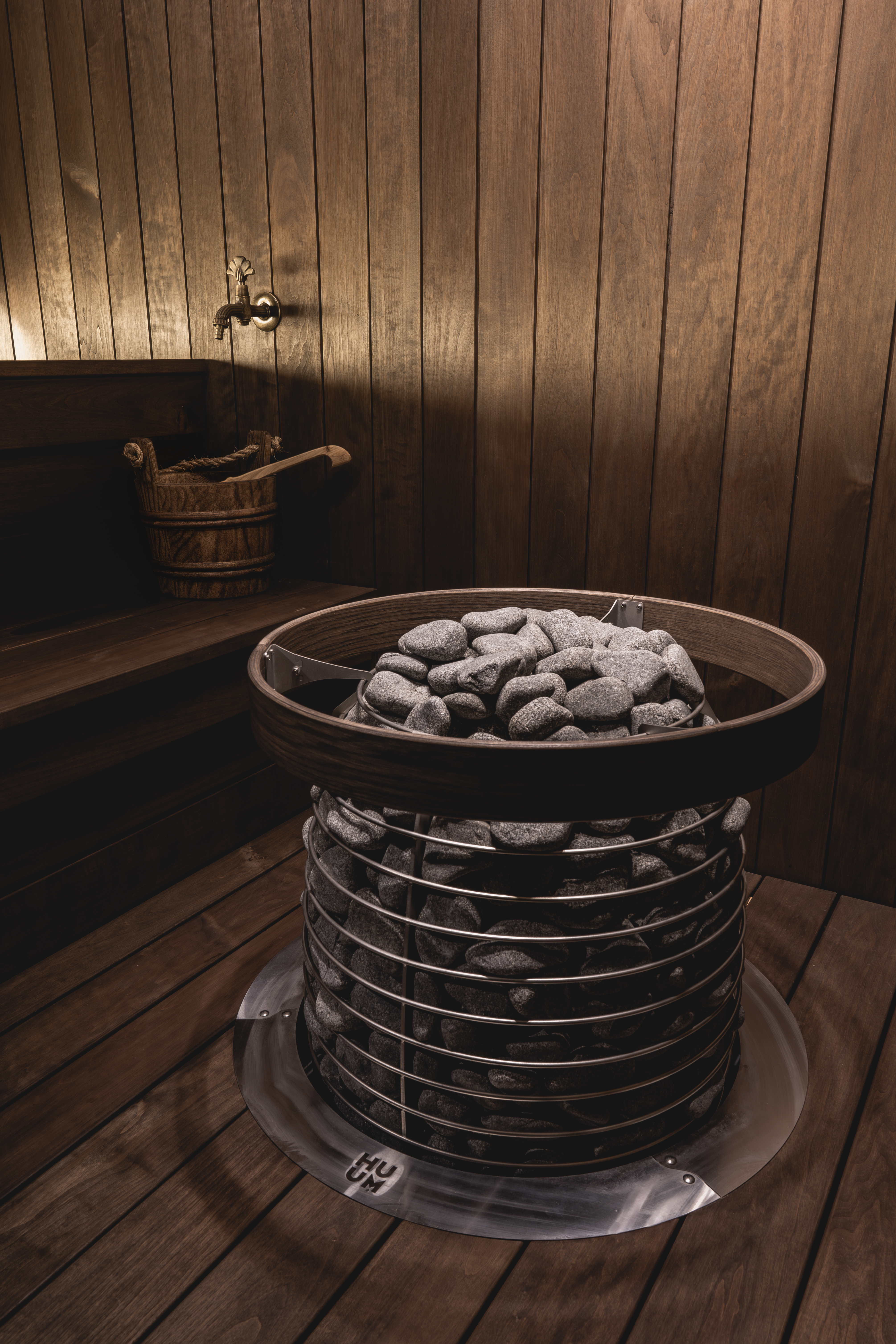 HUUM HIVE – teilintegriert in Saunabank mit Reling