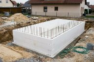 Ausgehobene Baugrube f&uuml;r ein Schwimmbecken